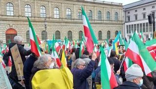 إيرانيون يتظاهرون في ميونخ