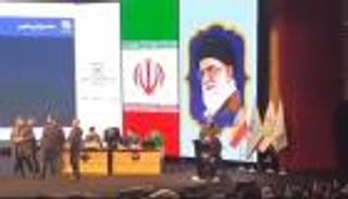 صورة.. لماذا خلعت مسؤولة إيرانية حجابها علنا في طهران؟