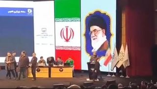  زينب كاظم بور تغادر المنصة