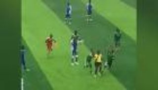 مطاردة ساخنة.. حكم يتعرض للضرب من لاعبات بسبب ركلة جزاء (فيديو)