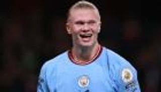 "جزرة هالاند" تثير جنون جماهير مانشستر سيتي (صور)