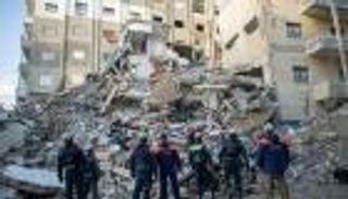 أمهات في مواجهة الزلزال.. تضحيات تتحدى الموت بـ"لحظات الكارثة" (خاص)