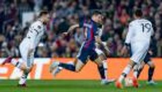 جسده في برشلونة وعقله مع مانشستر يونايتد.. كيف يفكر تشافي؟