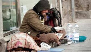 رجل يعيش في الشارع بمدينة نابولي الإيطالية - رويترز