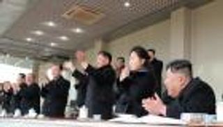 ابتسامات وتصفيق.. الفريق المفضل للزعيم كيم وابنته (صور)