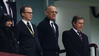 توم هانكس في مباراة أستون فيلا وأرسنال