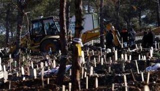 دفن موتى الزلزال في تركيا