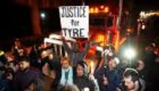 شرطي أمريكي يعيد للأذهان مأساة "فلويد" (فيديو)