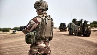 جندي فرنسي ضمن قوة سابر الفرنسية - أرشيفية