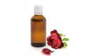 ماء الورد.. حل سحري لبشرة أكثر نضارة 