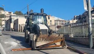 جرافة إسرائيلية تفتح طرقات