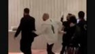 حارس إليسا يعتدي على معجب في كواليس حفلها بالكويت (فيديو)