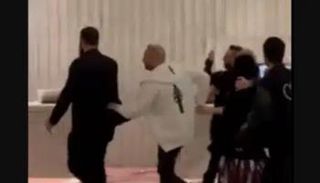 لحظة دفع حارس إليسا الشخصي للمعجب