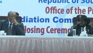 البرهان وسلفا كير خلال مراسم التوقيع