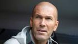 دعوة من المسرح تقرب زيدان من العودة للتدريب