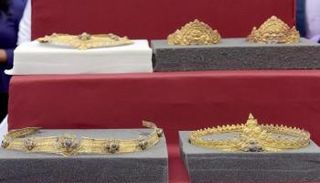 جانب من المجوهرات التي تم استعادتها