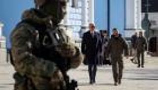 دخلها متخفيا بدون "الوحش الطائر".. كيف وصل بايدن سرا إلى كييف؟ (صور)