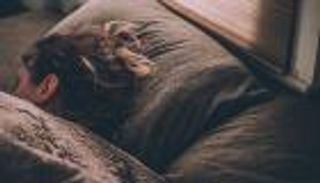 هل يحتاج الإنسان للنوم فترات أطول في فصل الشتاء؟