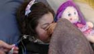 "شام".. طفلة سورية نجت من الزلزال وسقطت فريسة لـ"هرس الأطراف" (صور)