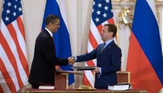 باراك أوباما وديمتري مدفيديف أثناء توقيع المعاهدة- أرشيفية