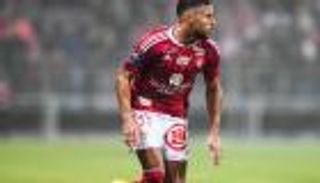 ما سر إصابة يوسف بلايلي الغامضة التي أبعدته عن الملاعب؟