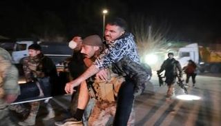 إجلاء أحد المصابين جراء الزلزال