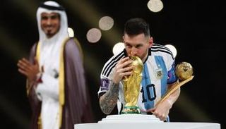 ليونيل ميسي مع كأس العالم