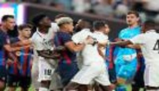 هل سخر مدافع برشلونة من "نائم" ريال مدريد ضد ليفربول؟ (صورة)