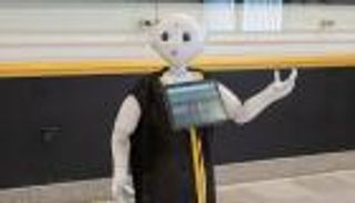 روبوت بـ11 لغة لاستقبال زوار مجمع الملك عبدالعزيز لكسوة الكعبة بالسعودية