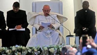 البابا فرانسيس خلال القداس في مدينة أور بالعراق