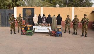 عناصر من الجيش الجزائري مع بعض المضبوطين