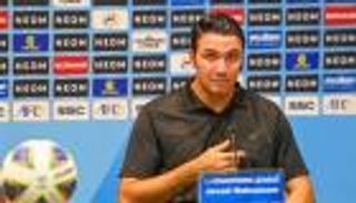 قبل ساعات من مواجهة الهلال.. رحيل مدرب فولاد الإيراني