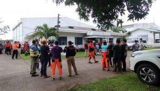 عدد من رجال الإنقاذ في الفلبين