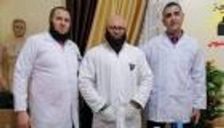 خدعة عامل الكشري.. انتحل صفة طبيب وصورة تفضحه