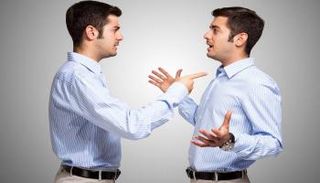 التحدث للنفس قد يحدث نتيجة صدمة أو ضغوط- أرشيفية