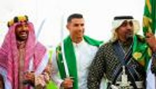 بقيادة ميسي ورونالدو.. نجوم العالم بالزي الخليجي