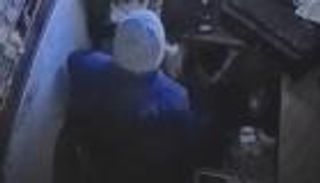 روبن هود يظهر في مصر.. يسرق لإطعام الفقراء