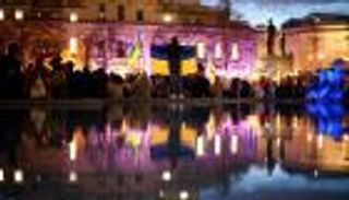 في ذكرى عام على حرب أوكرانيا.. أوروبا تكتسي الأزرق والأصفر (صور)