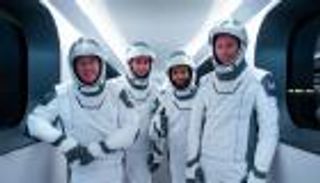 سلطان النيادي ورفاقه يستكملون تحضيرات إطلاق كرو 6 (صور)