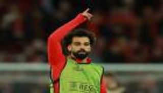 هل يضطر ليفربول لبيع محمد صلاح؟.. باريس سان جيرمان يترقب