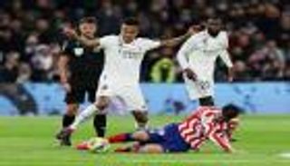 برشلونة يقترب من لقب الدوري الإسباني بهدية من ديربي مدريد