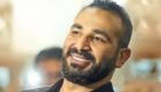 قُبلة وغنوة.. أحمد سعد يغازل زوجته بـ"قادر أكمل" (فيديو)