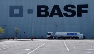 شاحنة تمر عبر مستودع لشركة الكيماويات الألمانية BASF - رويترز