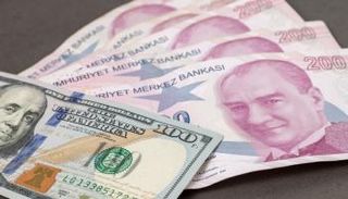 أوراق نقدية من الليرة التركية والدولار الأمريكي