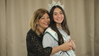 انتصار وابنتها شاهيستا 