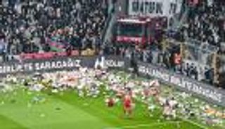 الدوري التركي يتحدى الزلزال المدمر بالهدايا الطائرة (فيديو)