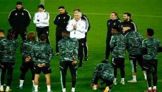 كارلو أنشيلوتي مع لاعبي ريال مدريد