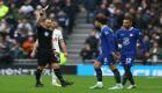 حادثة حكيم زياش تتكرر في مصر.. لاعب يعود للملعب بعد الطرد