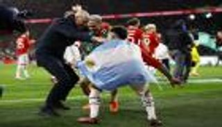 مدرب مانشستر يونايتد مطالب بالرحيل بسبب رقصة التتويج (فيديو)