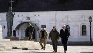 بايدن برفقة زيلينسكي وخلفه حارسه الشخصي